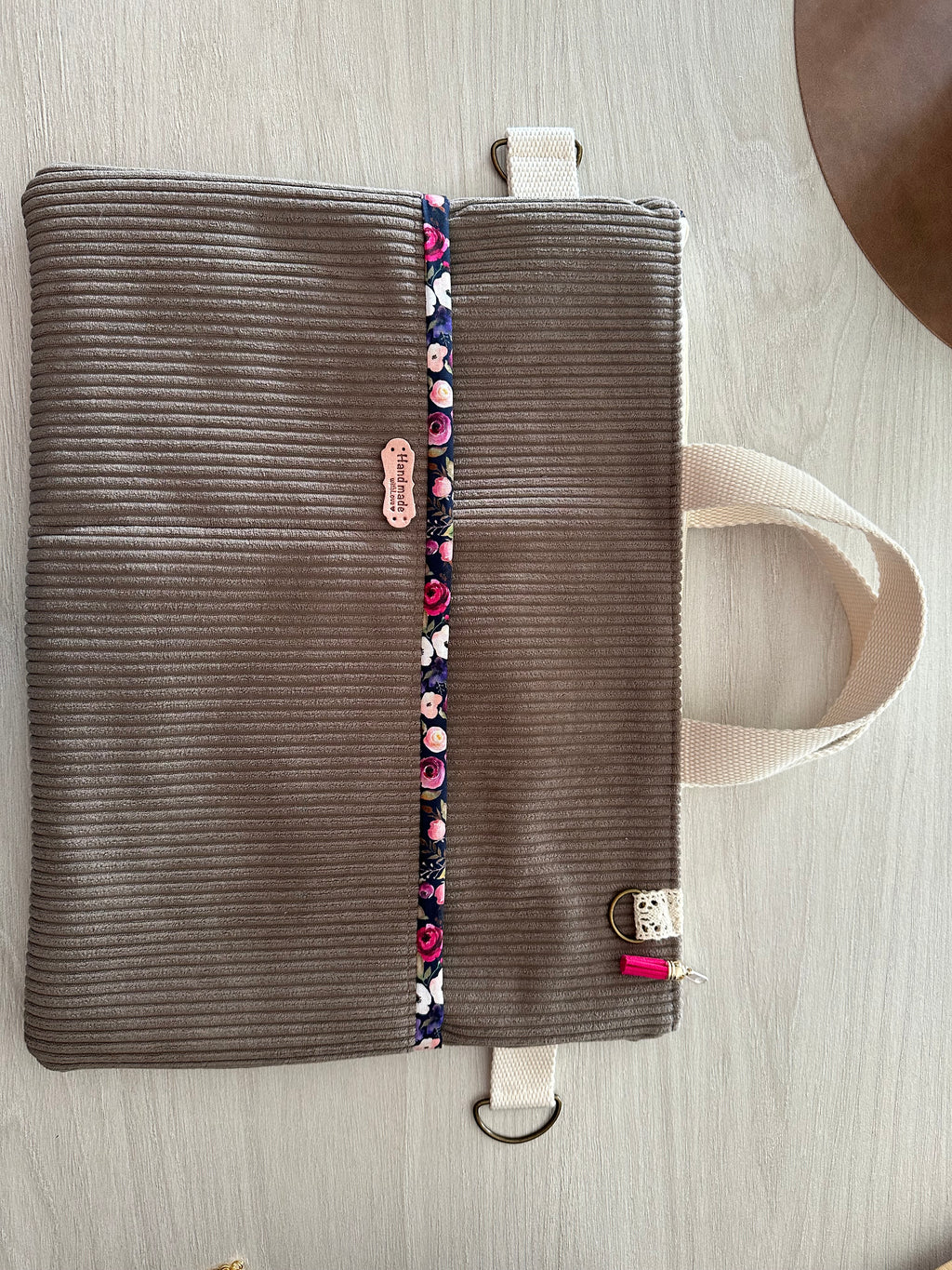Sacoche Ordinateur Velours Côtelé avec Bandoulière – Sur Mesure, Fait Main | Le Petit Atelier 27