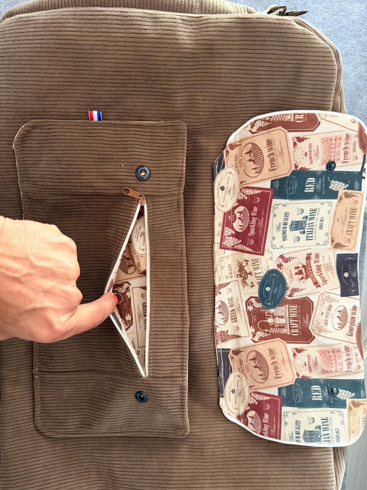 Ensemble Sacoche Ordinateur & Pochette Assortie – Velours Côtelé, Sur Mesure | Le Petit Atelier 27