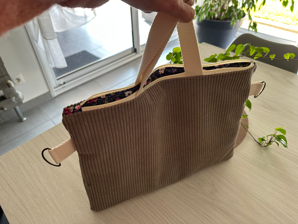 Sacoche Ordinateur Velours Côtelé avec Bandoulière – Sur Mesure, Fait Main | Le Petit Atelier 27