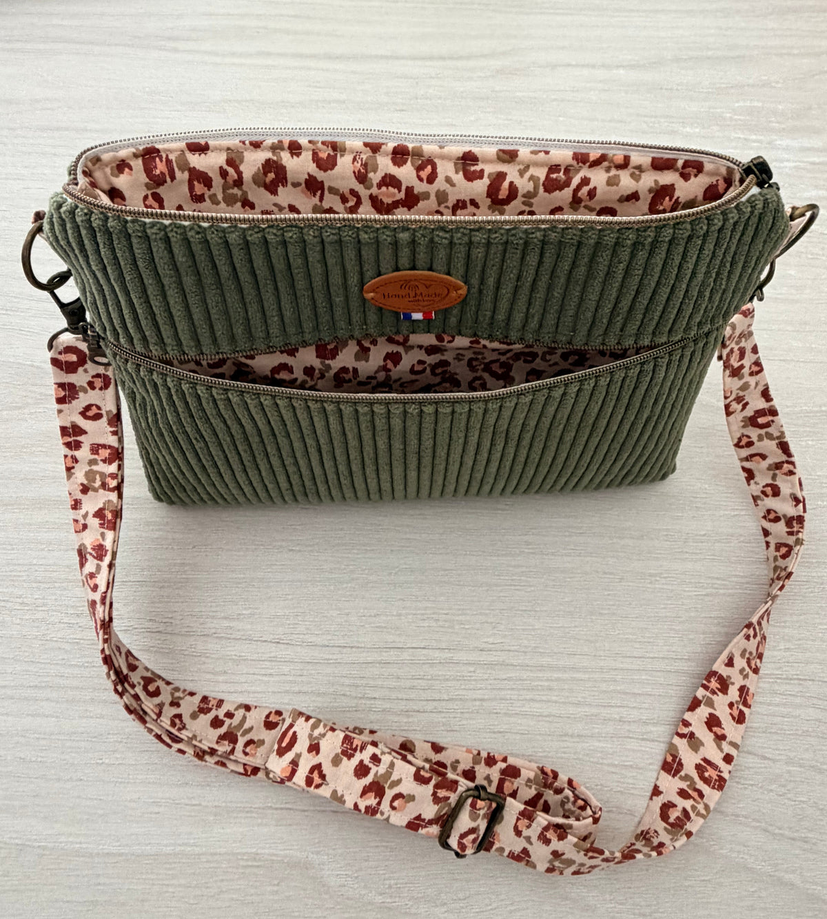 Petit Sac à Bandoulière en Velours Côtelé – Poche Zippée, Bandoulière Interchangeable | Le Petit Atelier 27