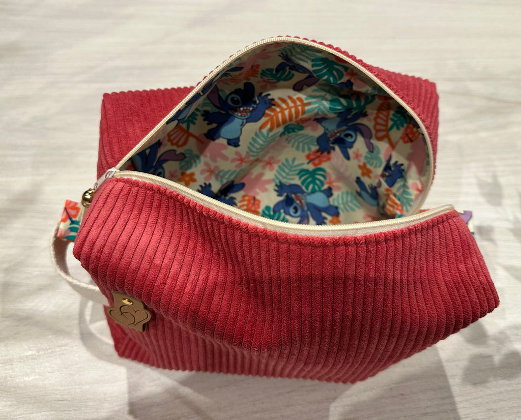 Grande Trousse de Toilette Velours Côtelé Framboise – Intérieur Imperméable | Le Petit Atelier 27