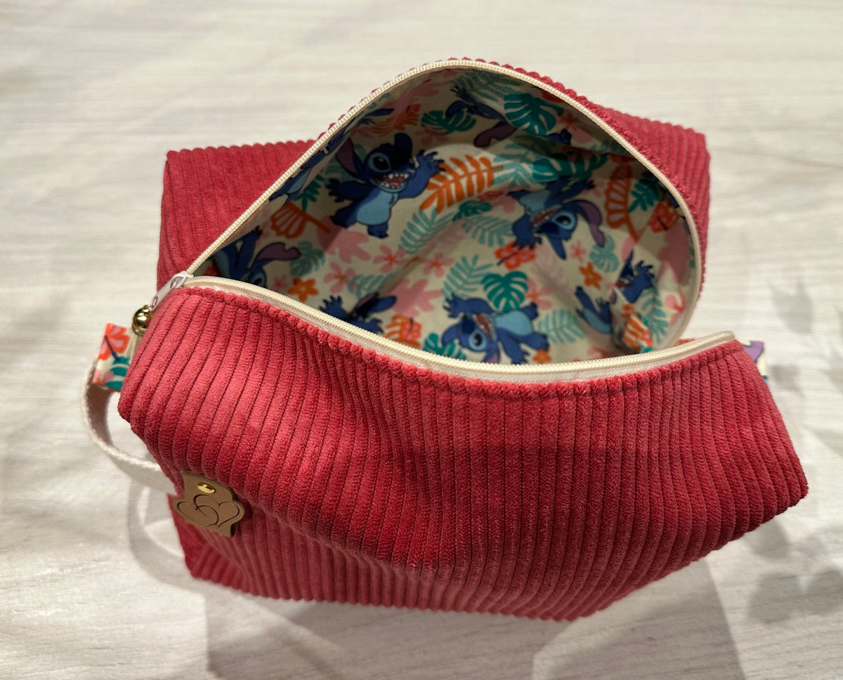 Grande Trousse de Toilette Velours Côtelé Framboise – Intérieur Imperméable | Le Petit Atelier 27