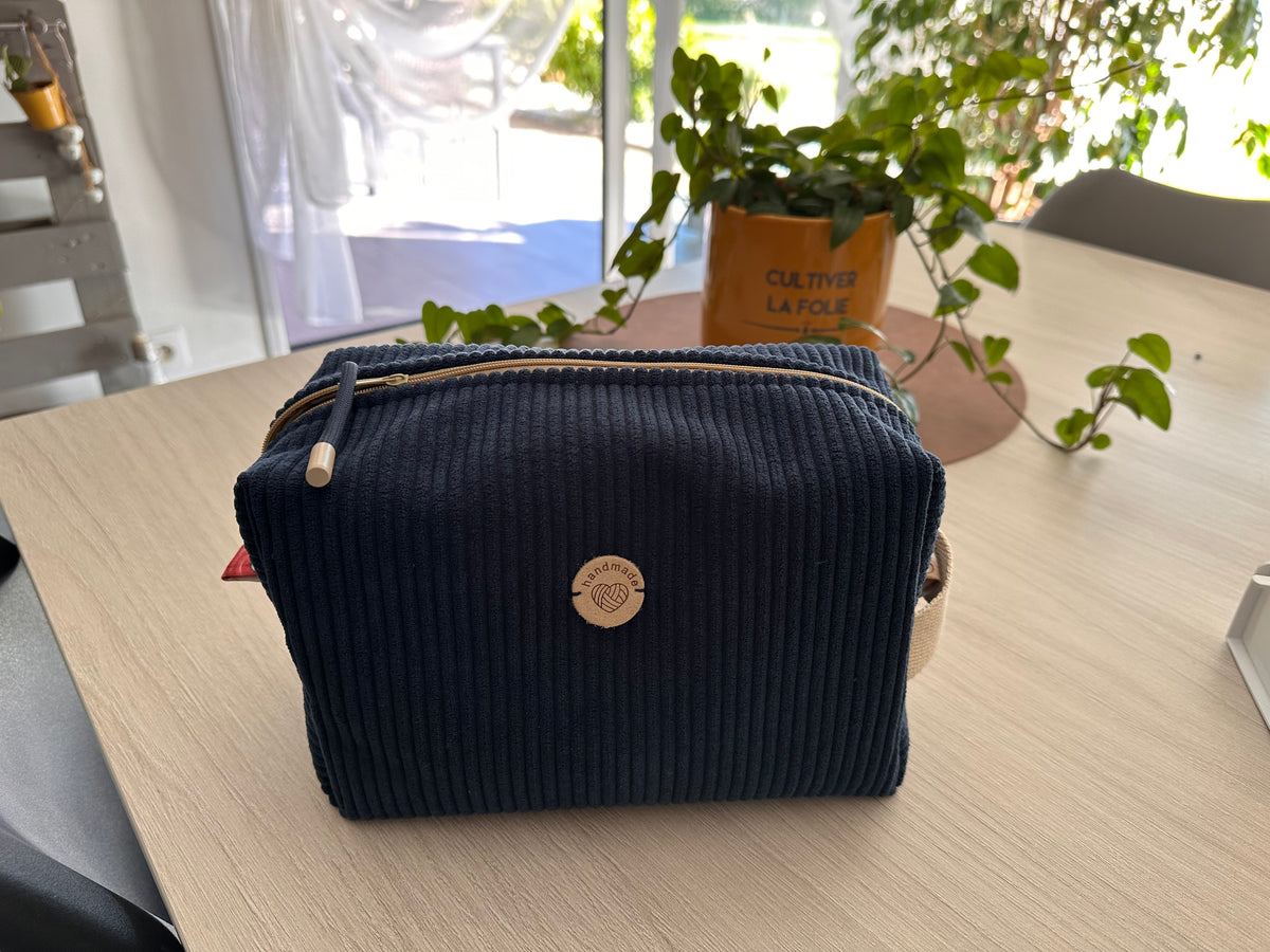 Grande Trousse de Toilette Velours Côtelé – Intérieur Imperméable | Le Petit Atelier 27