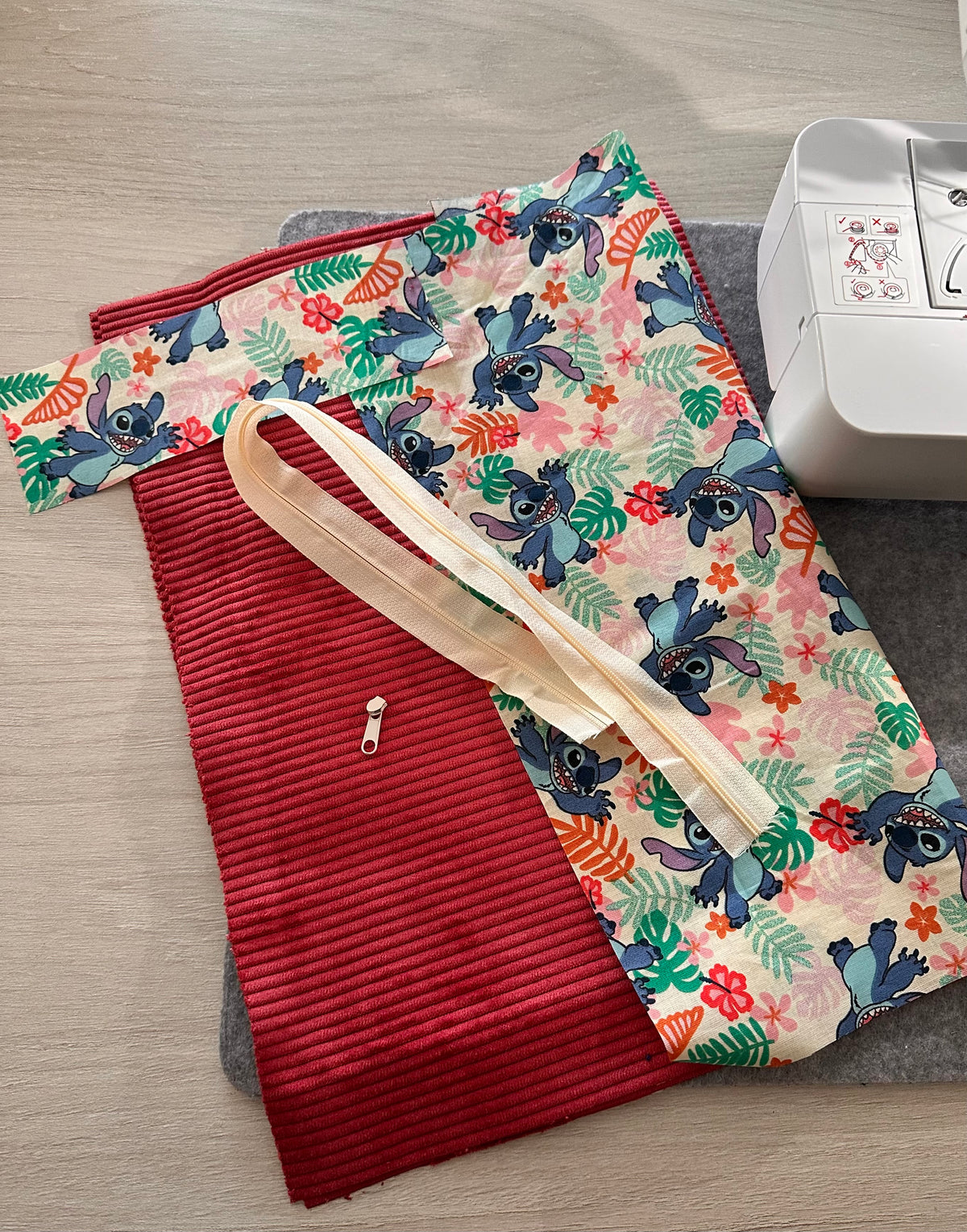 Grande Trousse de Toilette Velours Côtelé Framboise – Intérieur Imperméable | Le Petit Atelier 27