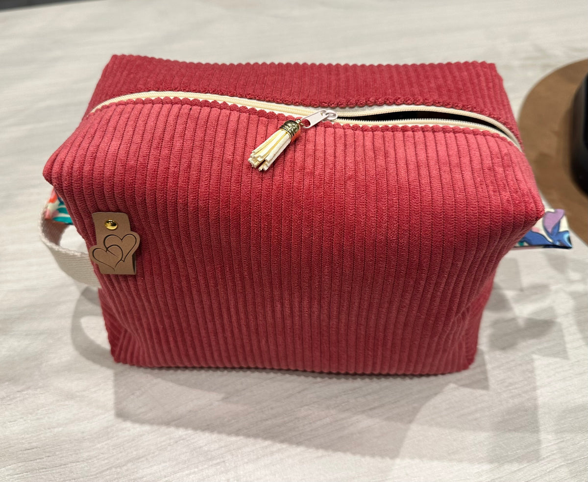 Grande Trousse de Toilette Velours Côtelé Framboise – Intérieur Imperméable | Le Petit Atelier 27