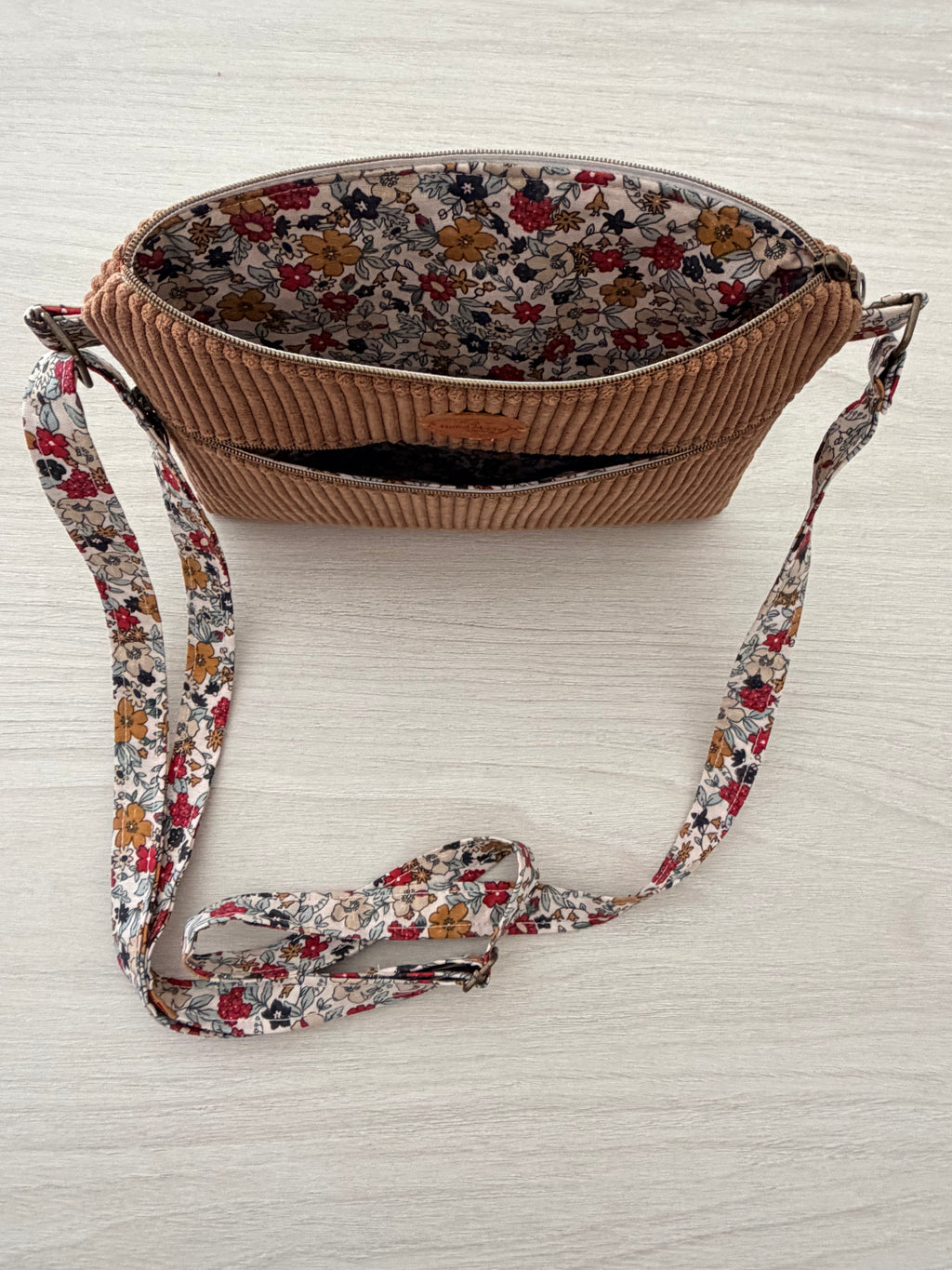 Petit Sac à Bandoulière en Velours Côtelé – Poche Zippée, Bandoulière Interchangeable | Le Petit Atelier 27