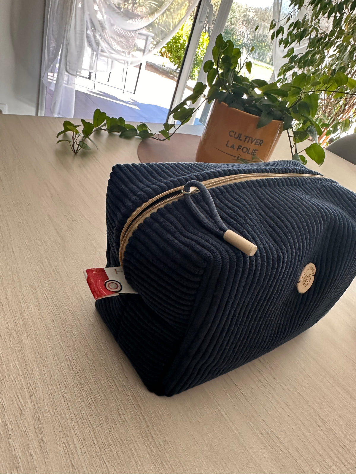 Grande Trousse de Toilette Velours Côtelé – Intérieur Imperméable | Le Petit Atelier 27