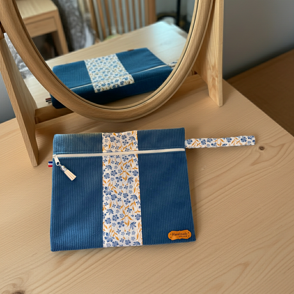 Pochette Plate Velours Côtelé Bleu Canard & Fleurs Bleues – Le Petit Atelier 27