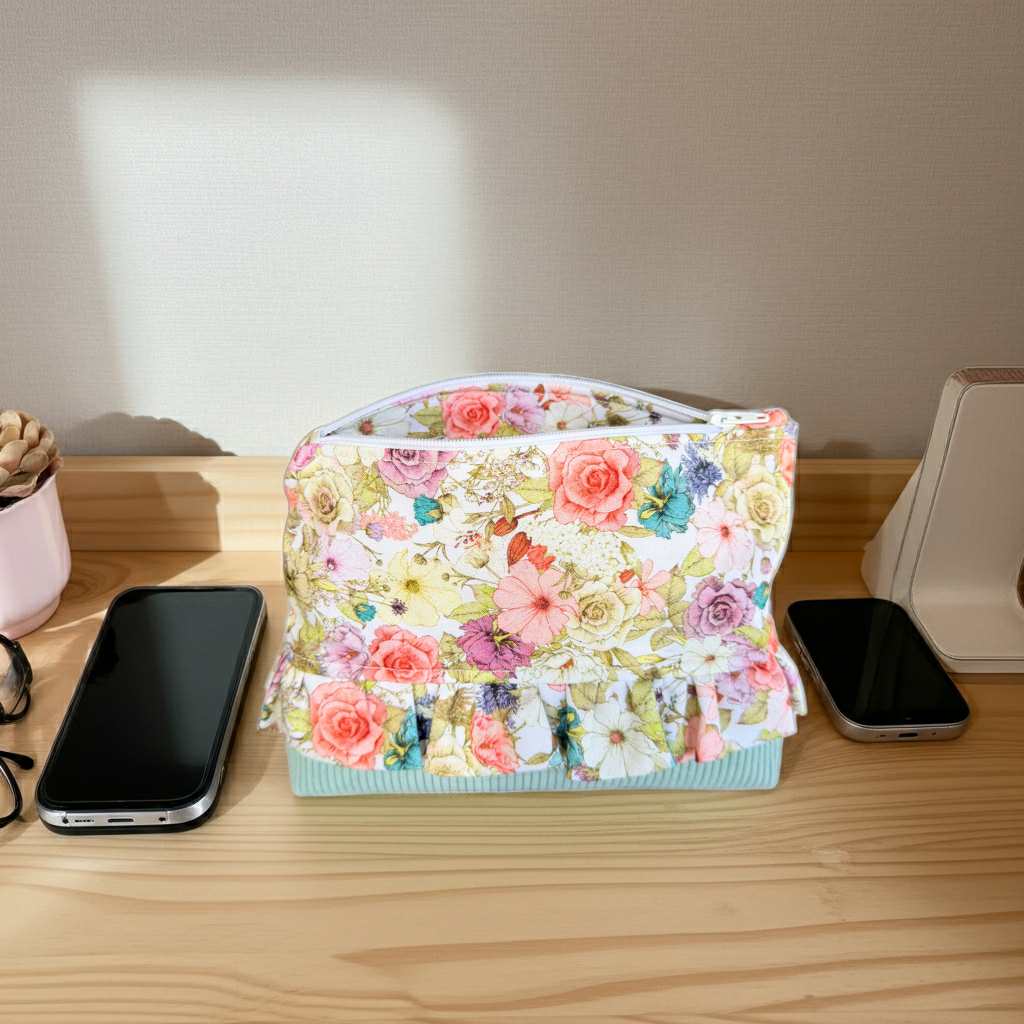 Pochette "Zippée haute" Velours Côtelé Vert Amande & Motif Fleuri – Le Petit Atelier 27