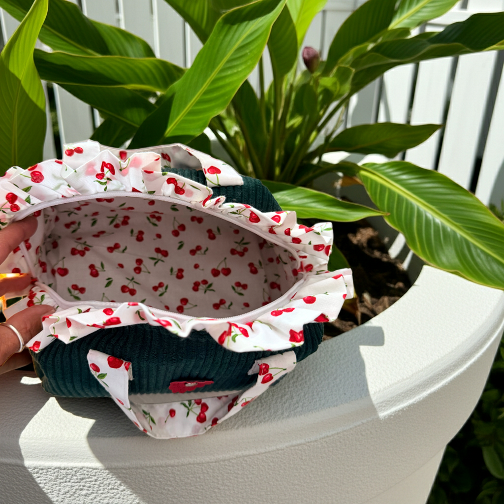 Trousse de Toilette Frou-Frou Velours Côtelé Vert Sapin & Tissu Cerises – Le Petit Atelier 27