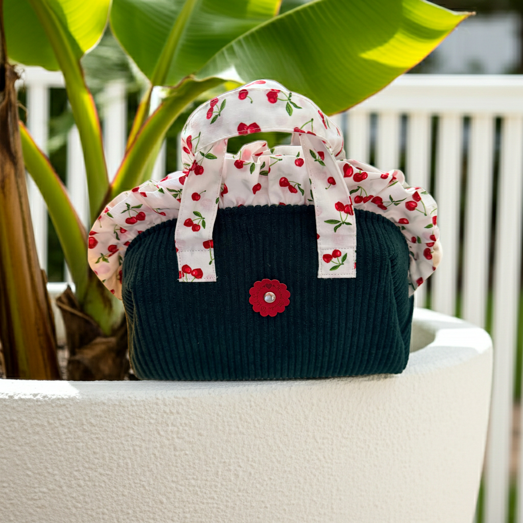Trousse de Toilette Frou-Frou Velours Côtelé Vert Sapin & Tissu Cerises – Le Petit Atelier 27